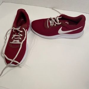 Burgundy Nike 8126555-604 tanjun running shoes